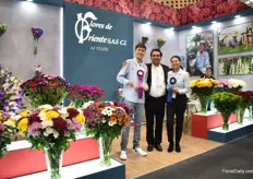 The team of Flores de Oriente. They won the first and second price for their disbudded Chrysanthemums.